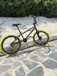 BMX verde de manobras