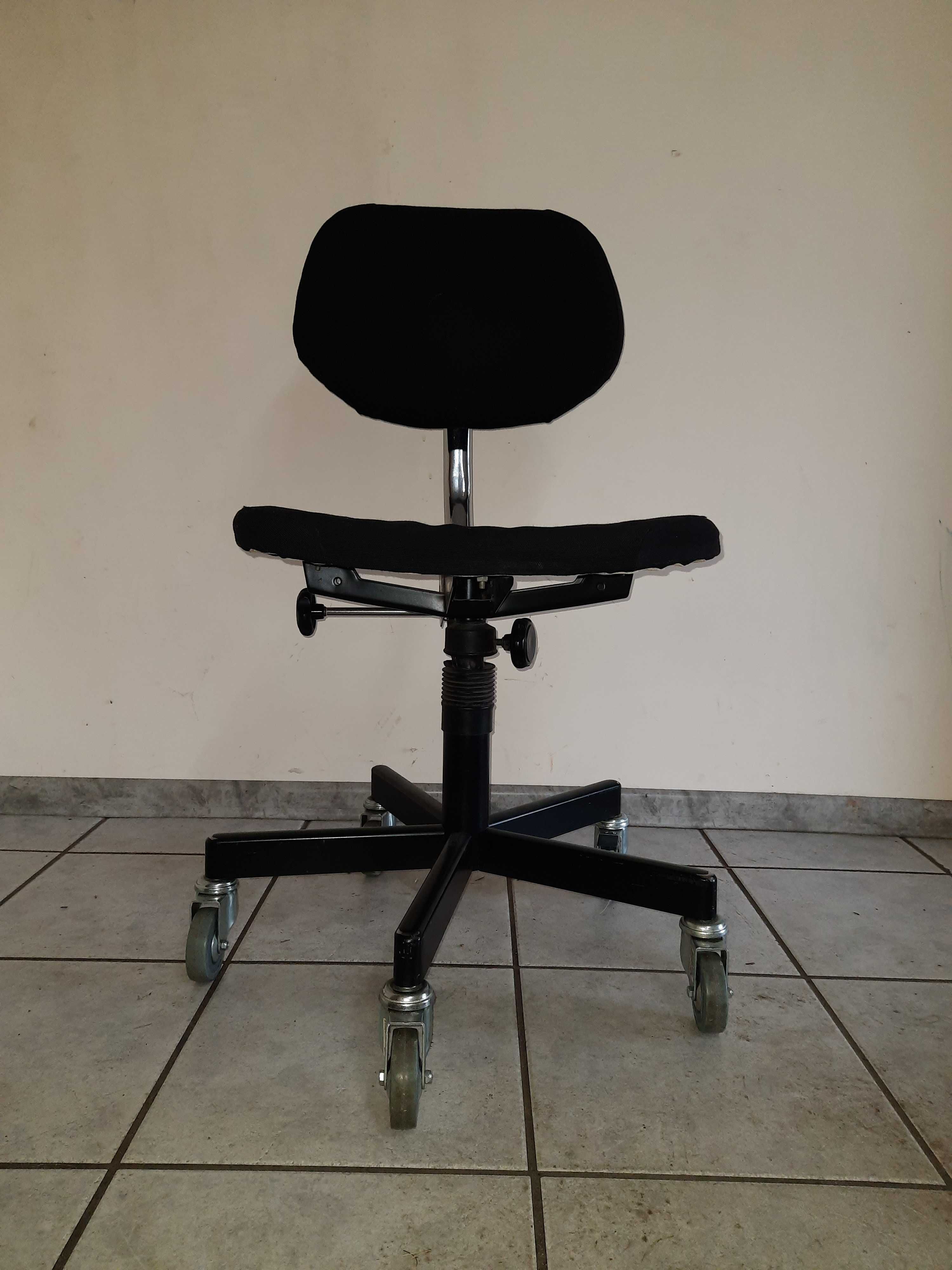 Krzesło metalowe tapicerowane na kółkach -do biura, zakładu.