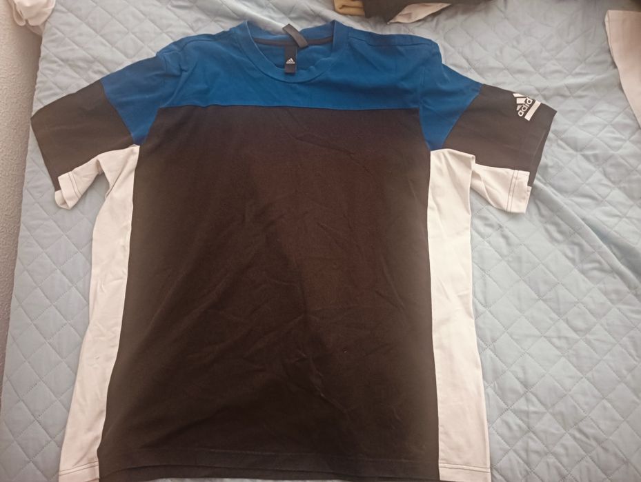 T-shirt preta e azul escuro