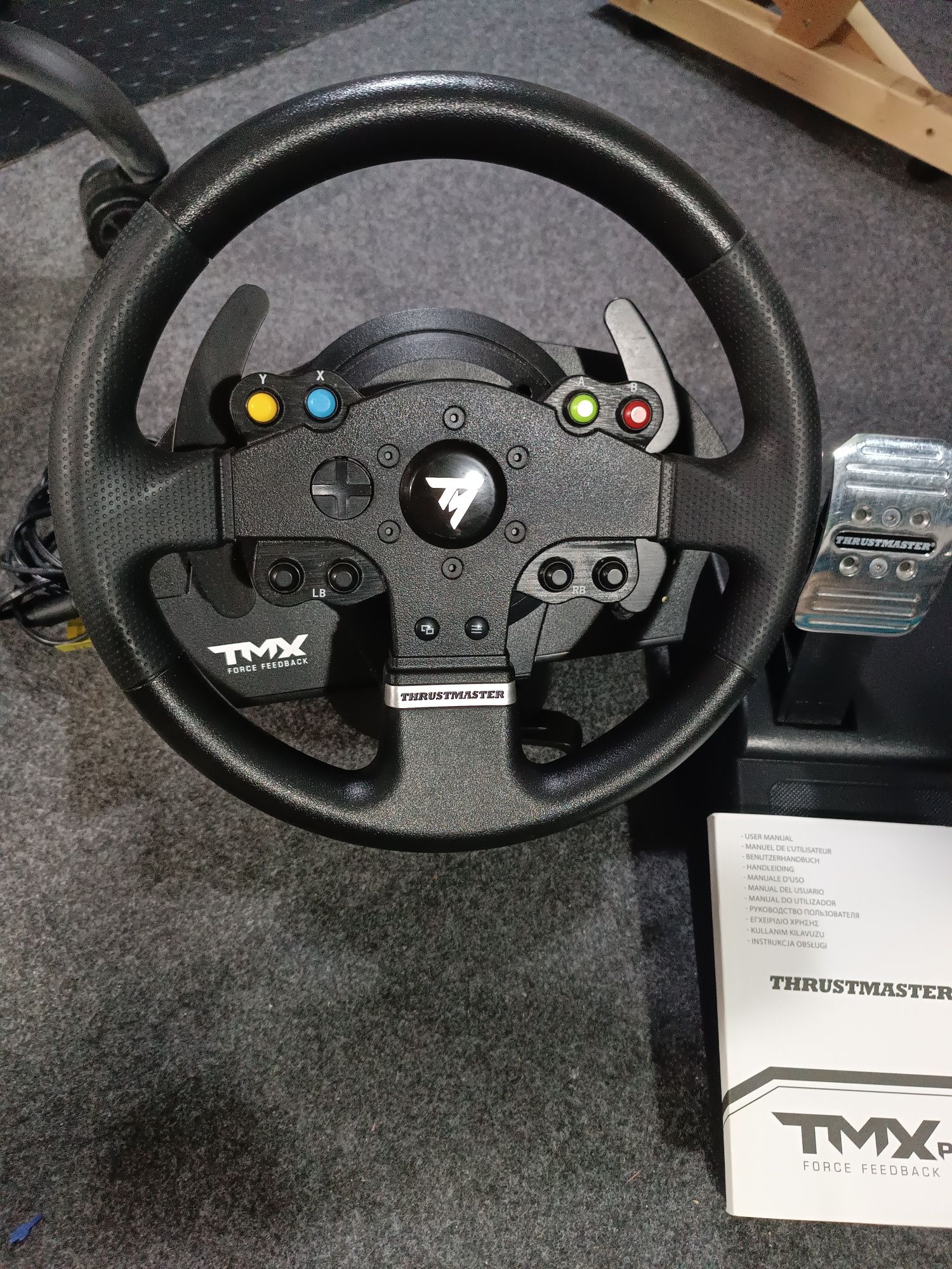 Volante e Pedais Thrustmaster TMX PRO