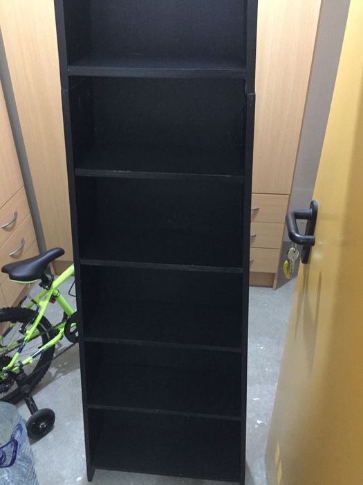 Estante de madeira preta com relógio - IKEA