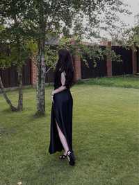 Чорна атласна сукня