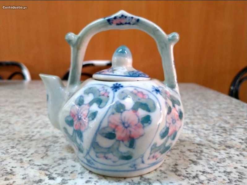 Bule Chinês em Porcelana com Tampa