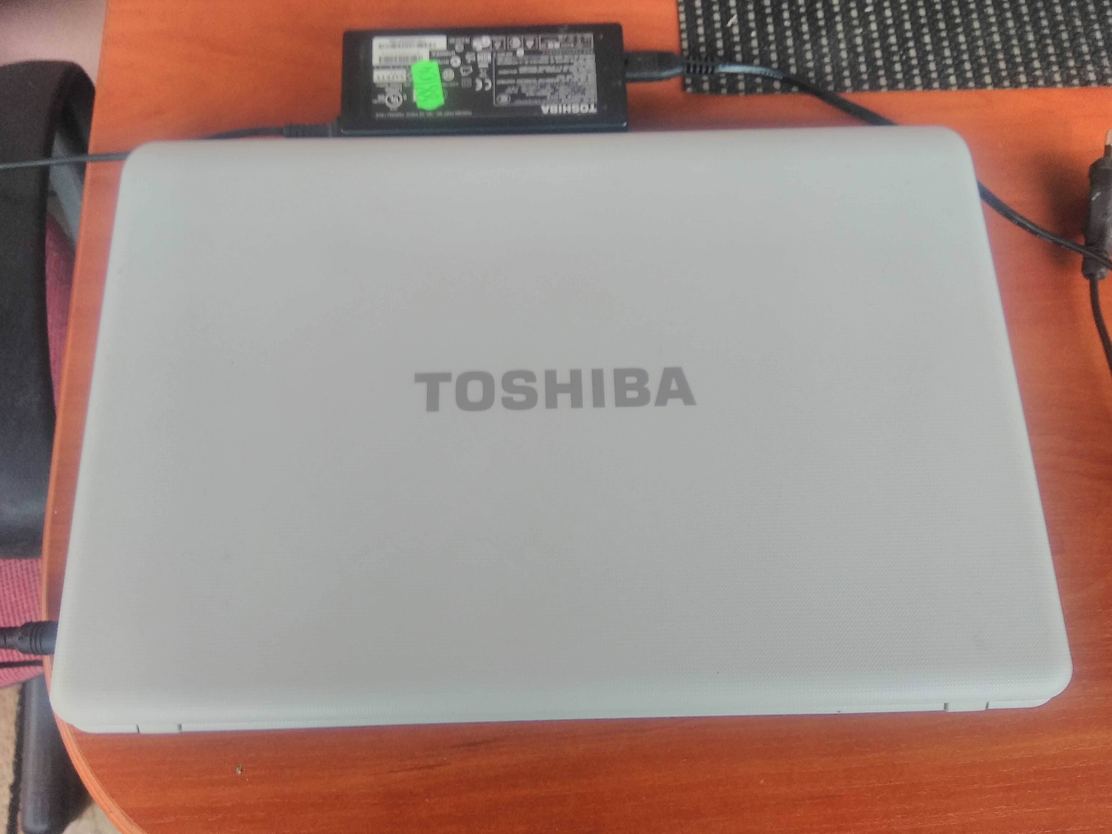 Sprzedam ładny laptop Toshiba C660 procesor i3