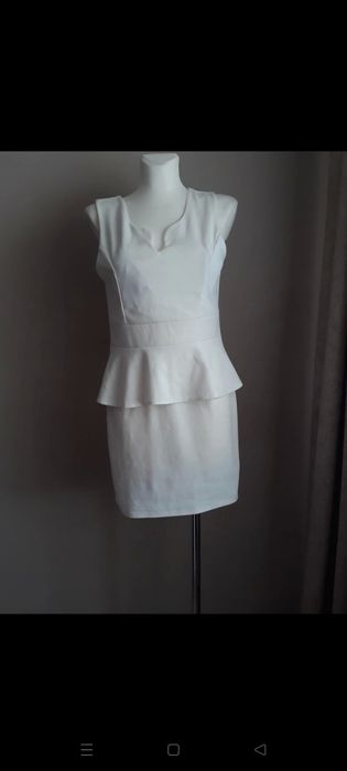 Biała sukienka z baskinką 40 L