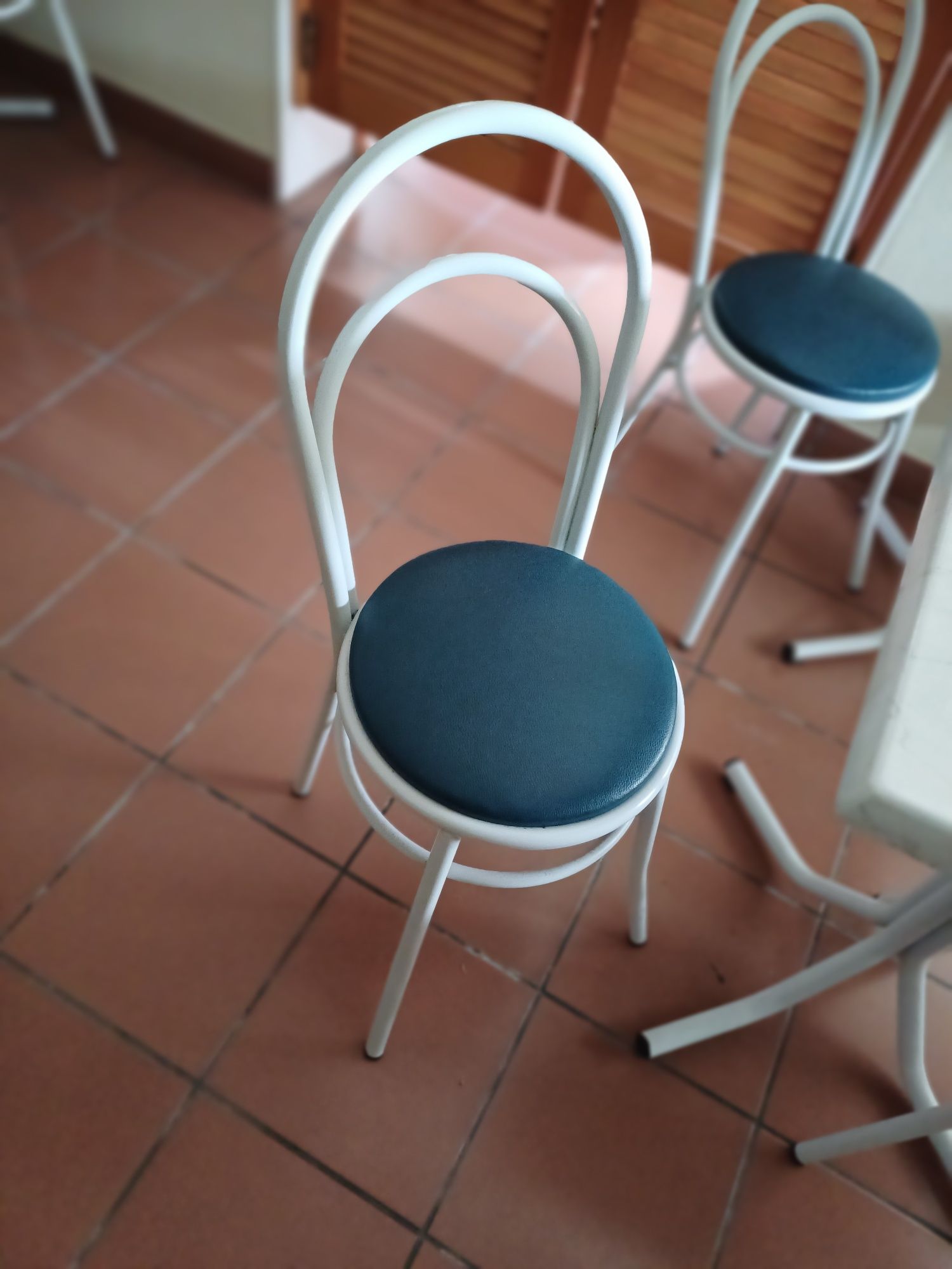 Conjunto de mesa e 4 cadeiras