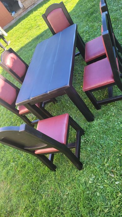 Стіл з стільцями