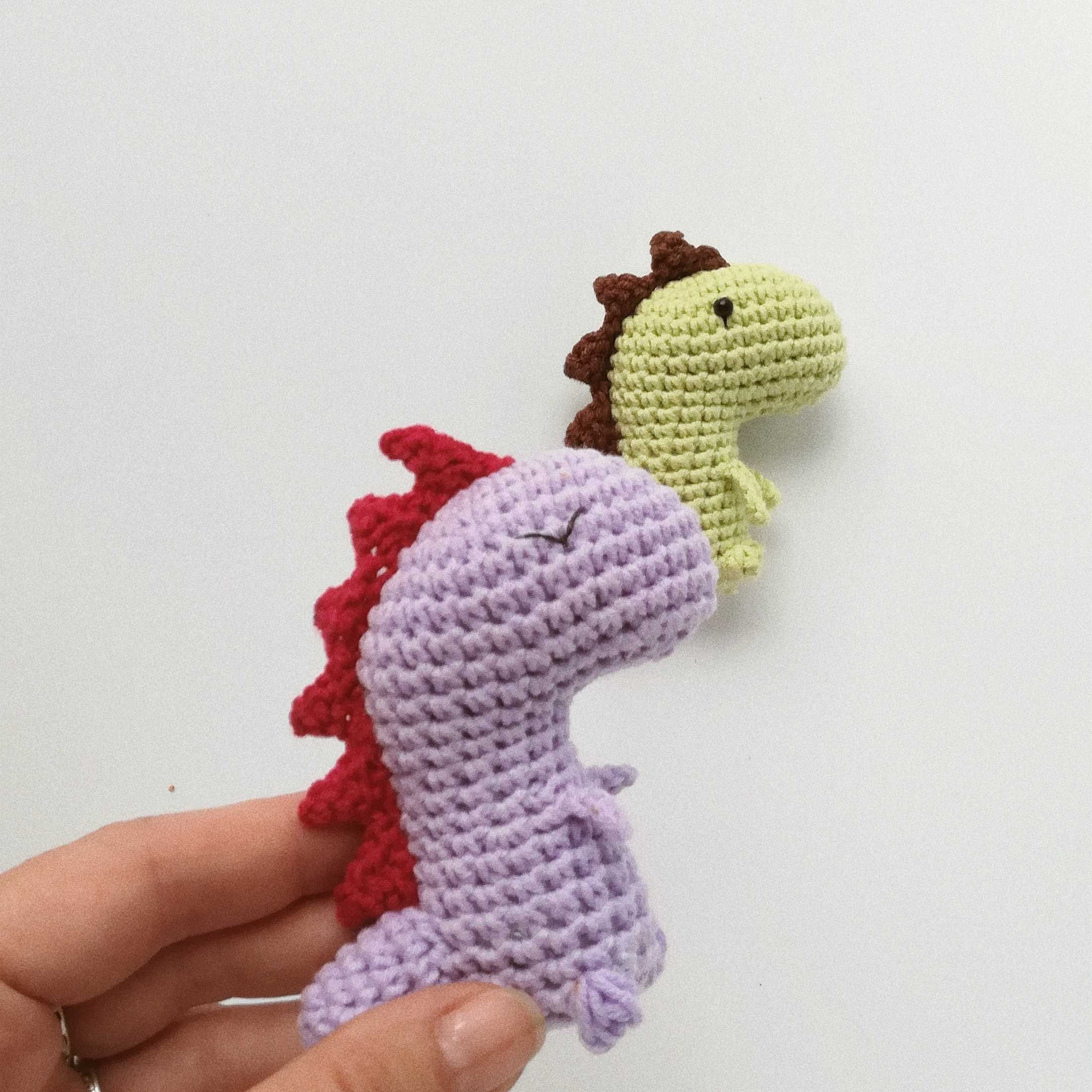Маленька в'язана іграшка Динозавр