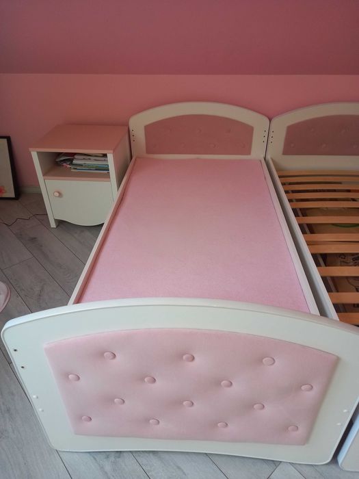 Łóżko z materacem dla dziewczynki + szafka nocna
