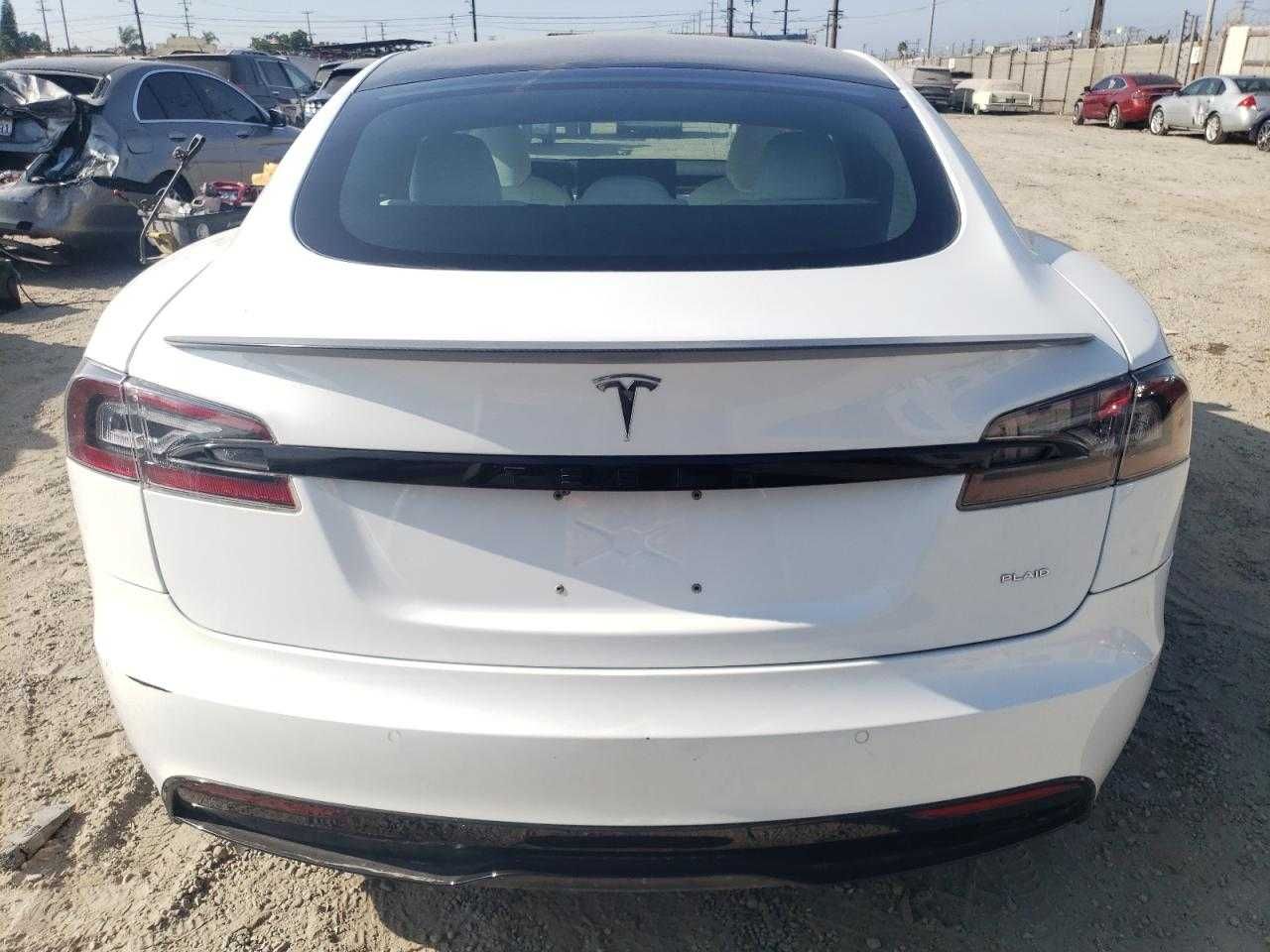 Електричний седан Tesla Model S 2021 з США