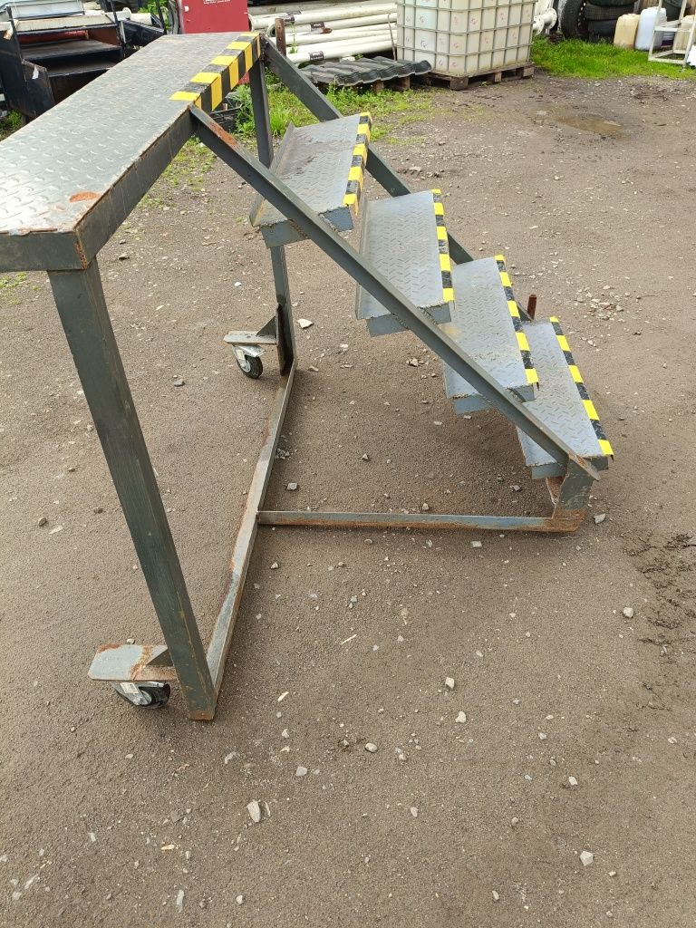 schody schodki podest ruchomy wejście