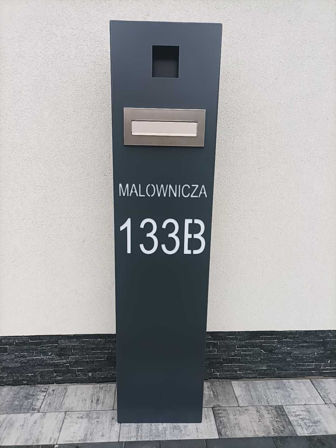 Słupek multimedialny z numerem domu i skrzynką na listy