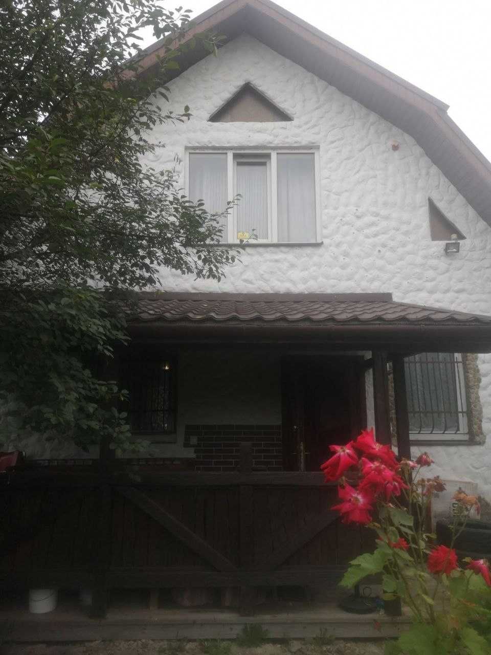 Дача з добротним будинком біля річки, Угорники