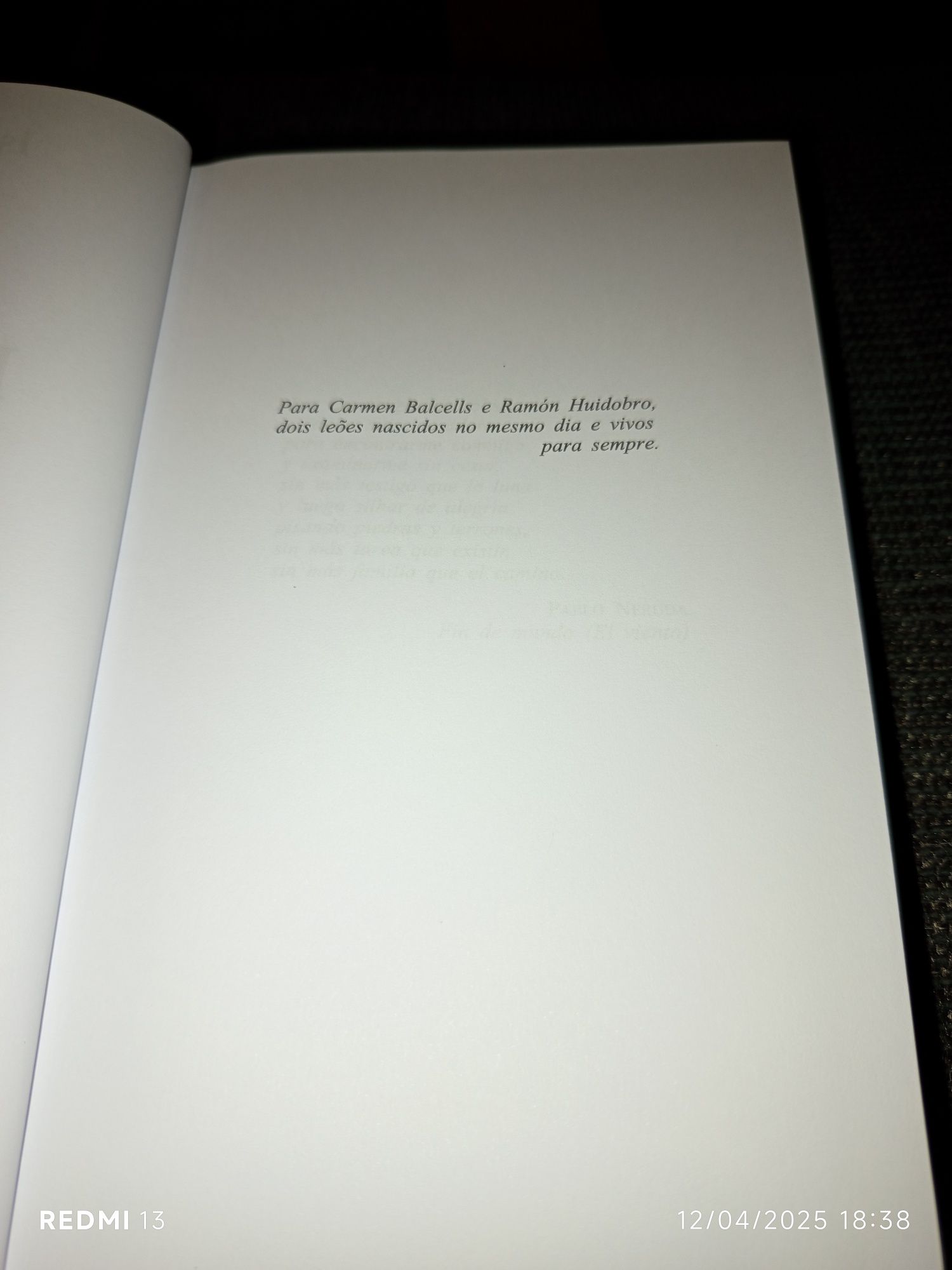 Livro de capa dura Retrato a Sépia de Isabel Allende