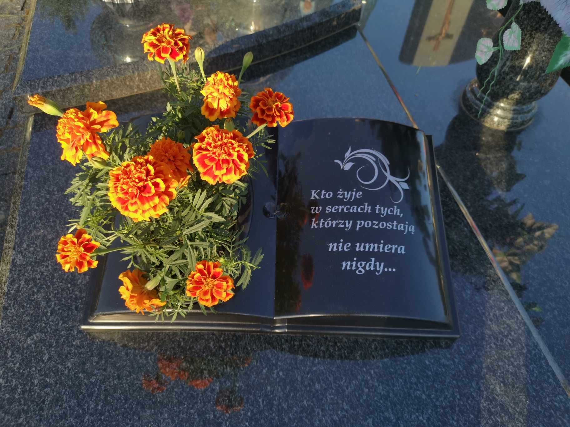 Księga na grób doniczka kwiaty cmentarz podkład wiązanka stroik