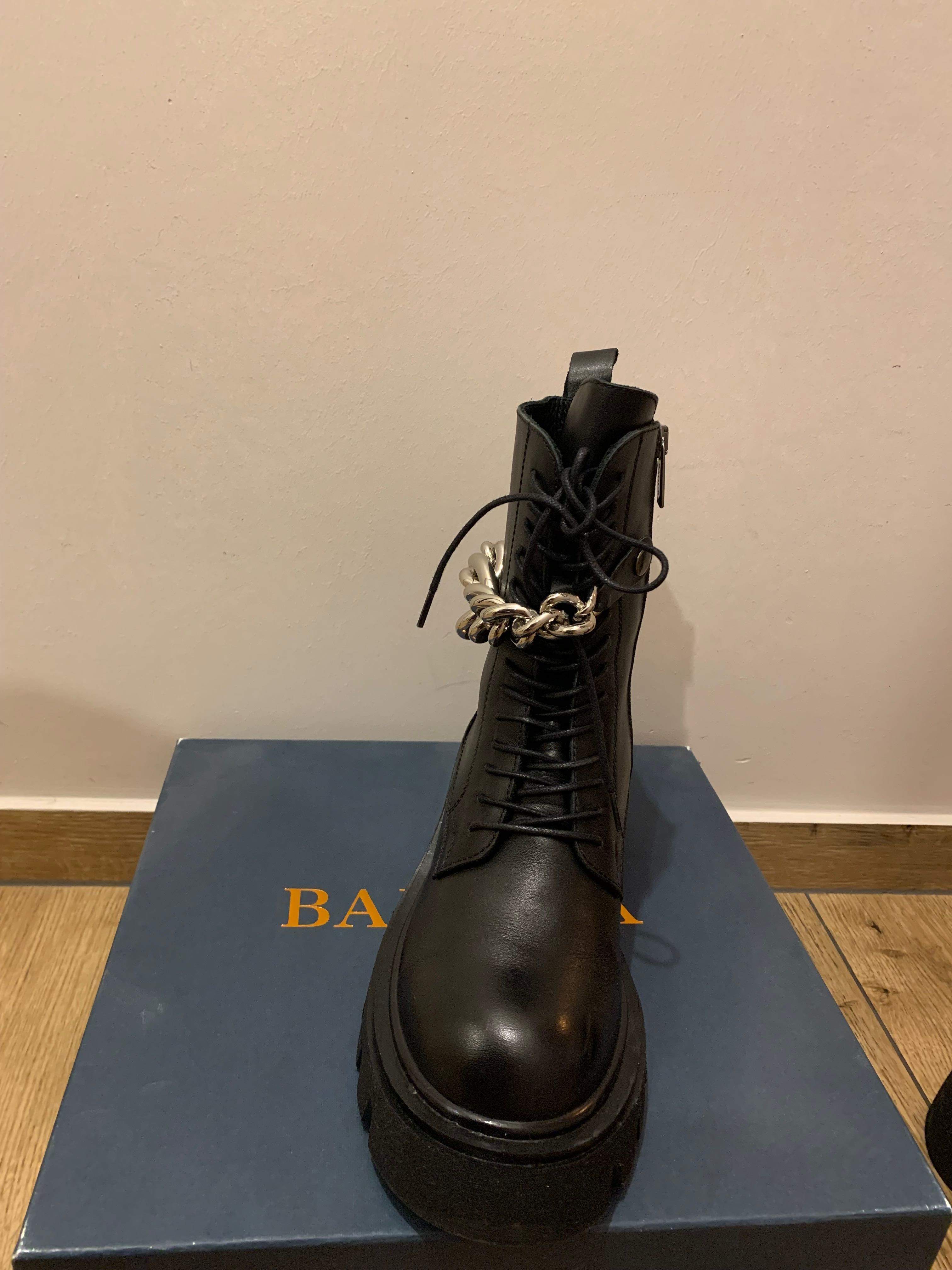 Botki Badura na platformie