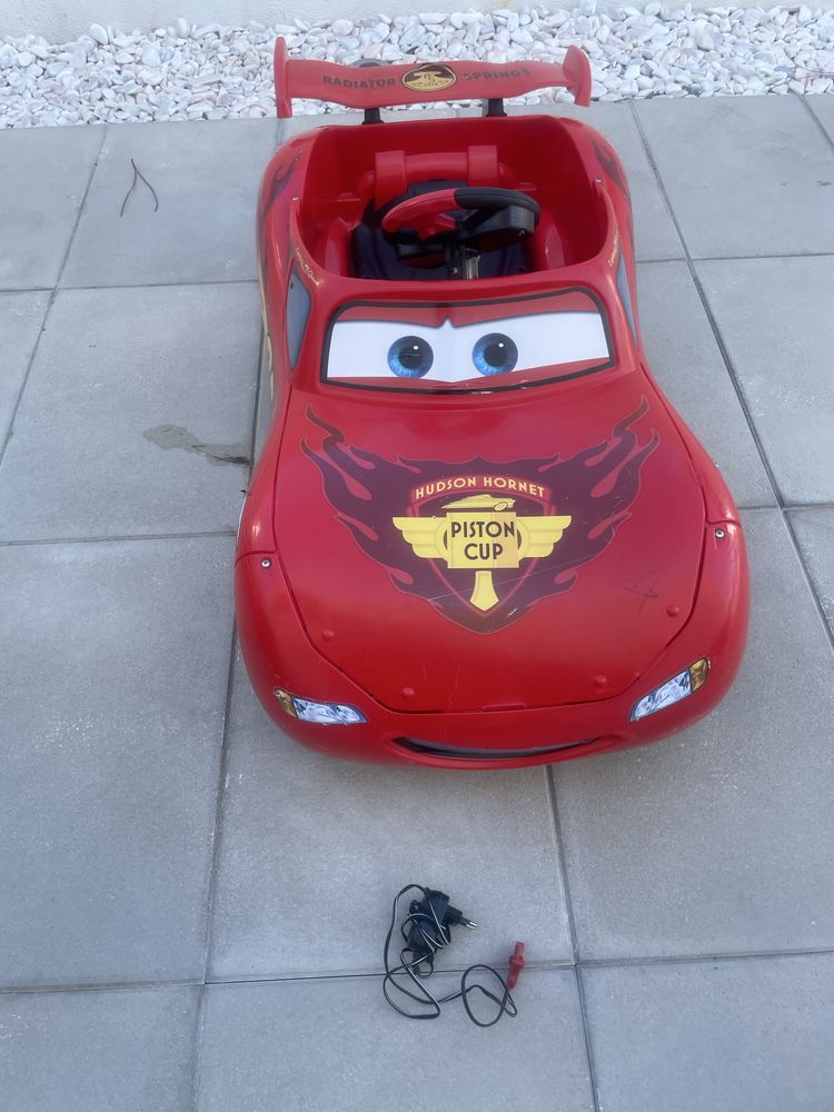 Carro Faisca mCqueen elétrico criança em bom estado