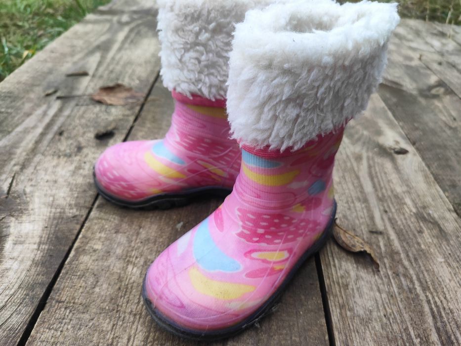 Сапожки резиновые на девочку размер 26.