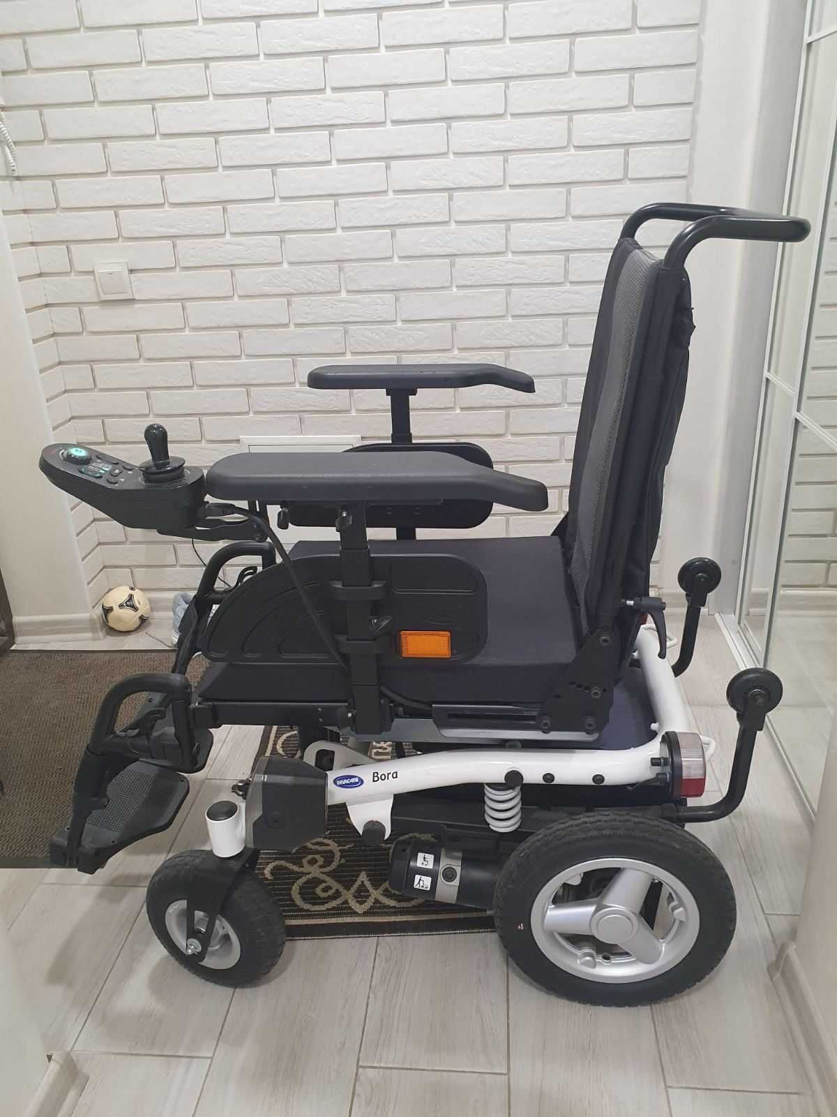 Візок для інвалідів з електроприводом