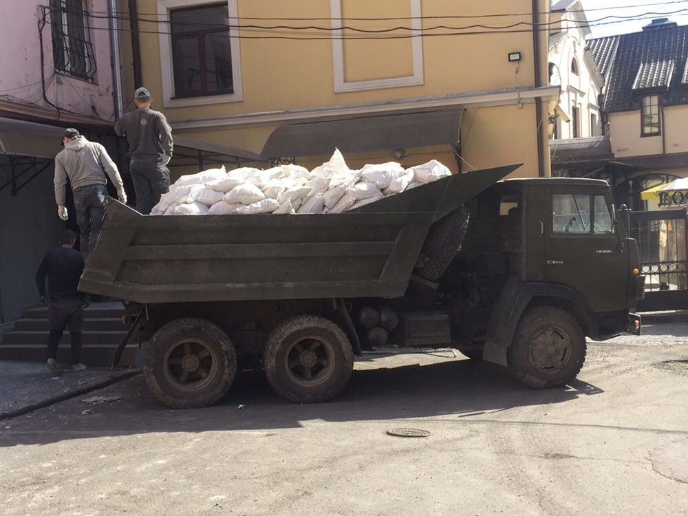 Камаз Вивіз будівельного сміття( дешево)доставка піску щебня бою