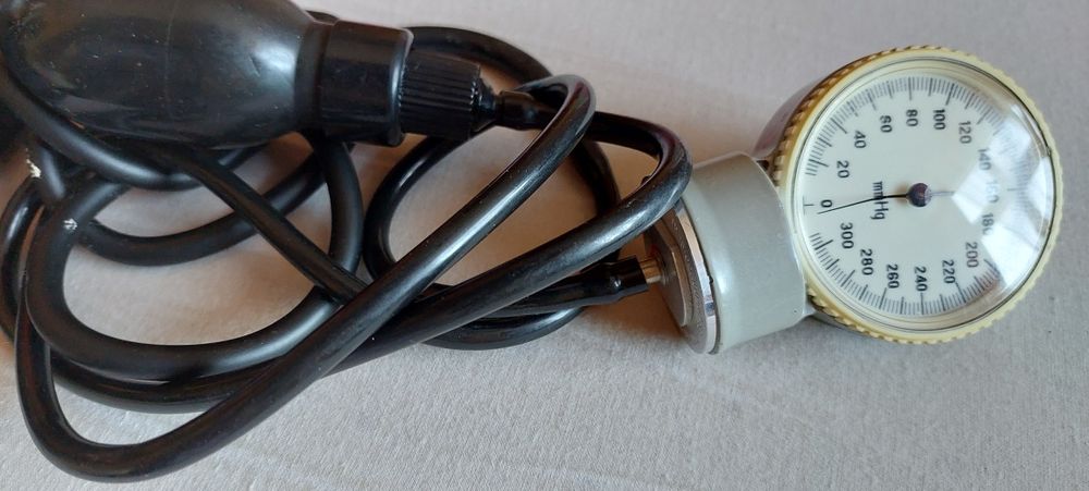 Ciśnieniomierz na pompkę z PRL