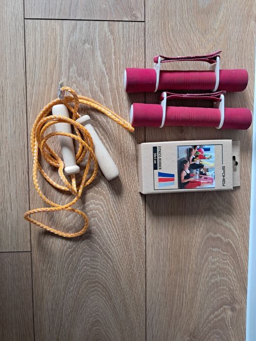 Zestaw ciężarki gumy i skakanka.