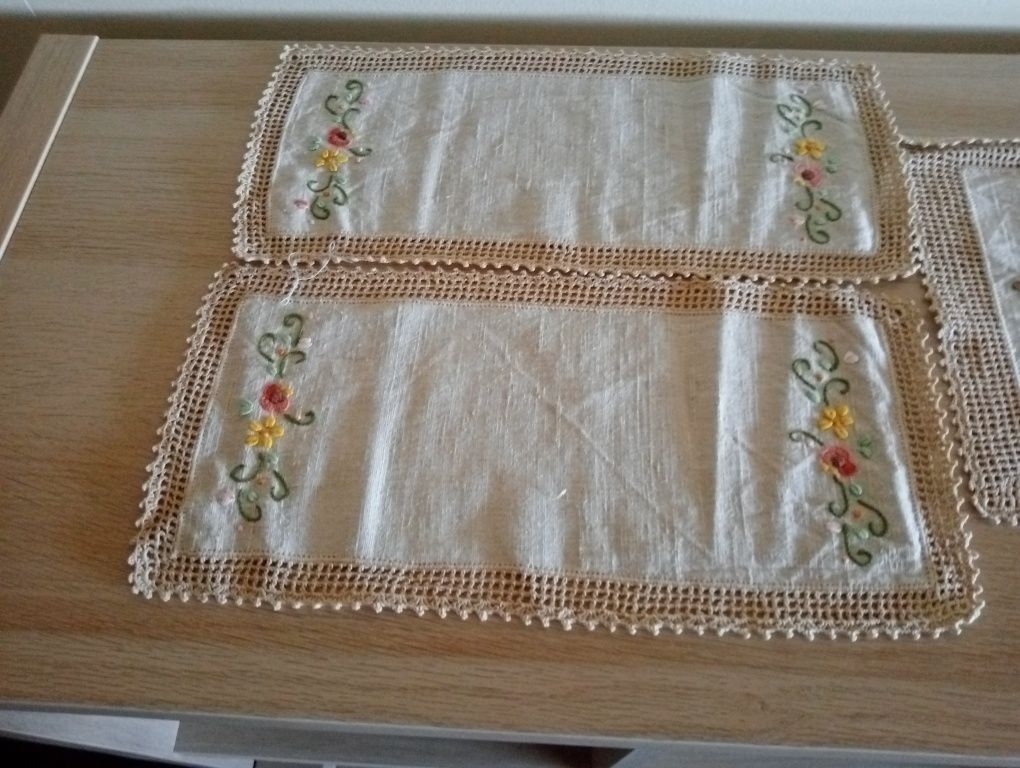 Vendo 4 naperons antigos bordados á mão