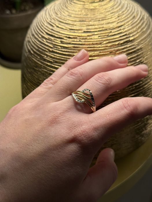 Złoty pierścionek z falistym wzorem i białym złotem 585