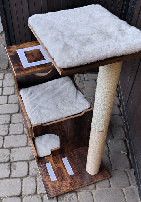 Duży drewniany drapak dla kota