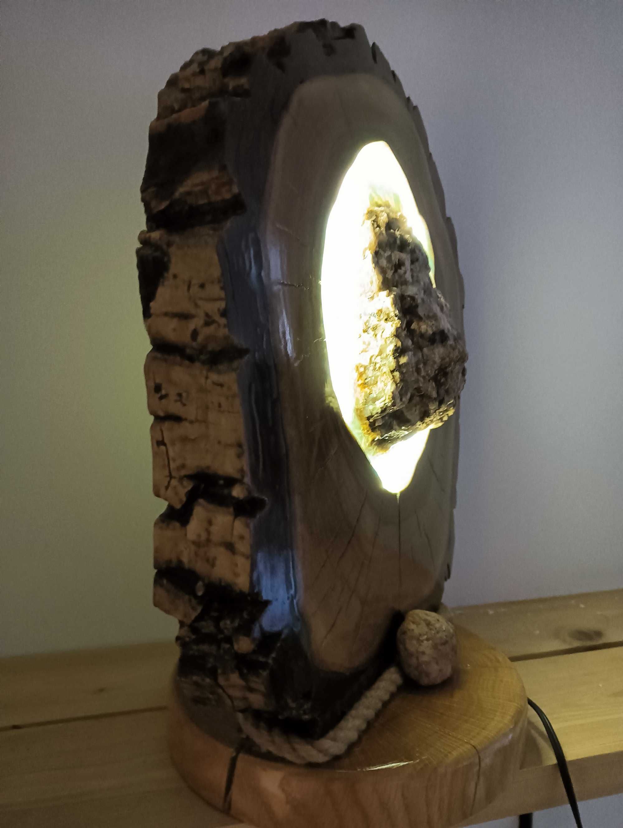 Lampa LED,w plastrze drewna z żywicą.