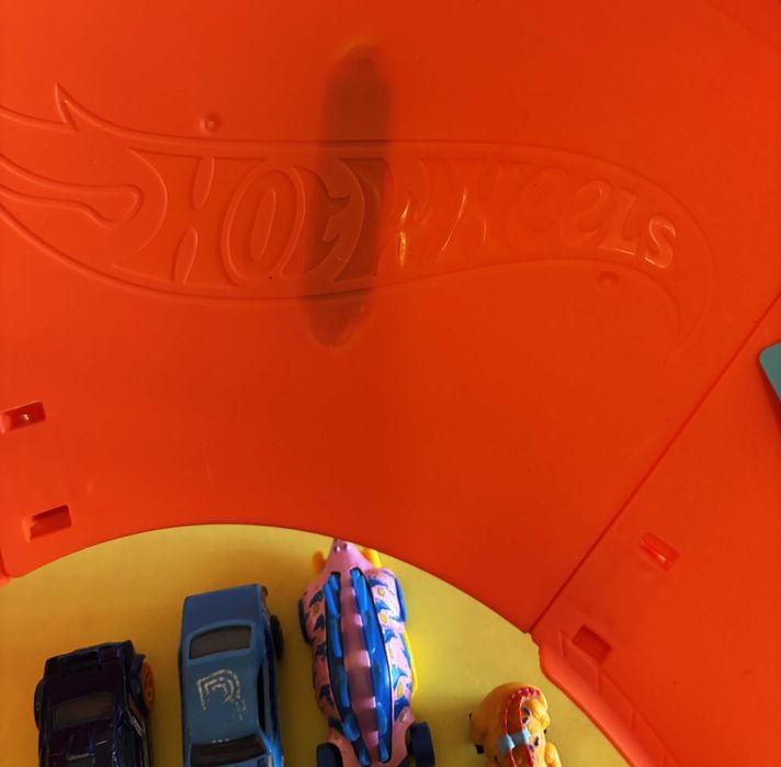 Pista Hot Wheels + 13 carrinhos