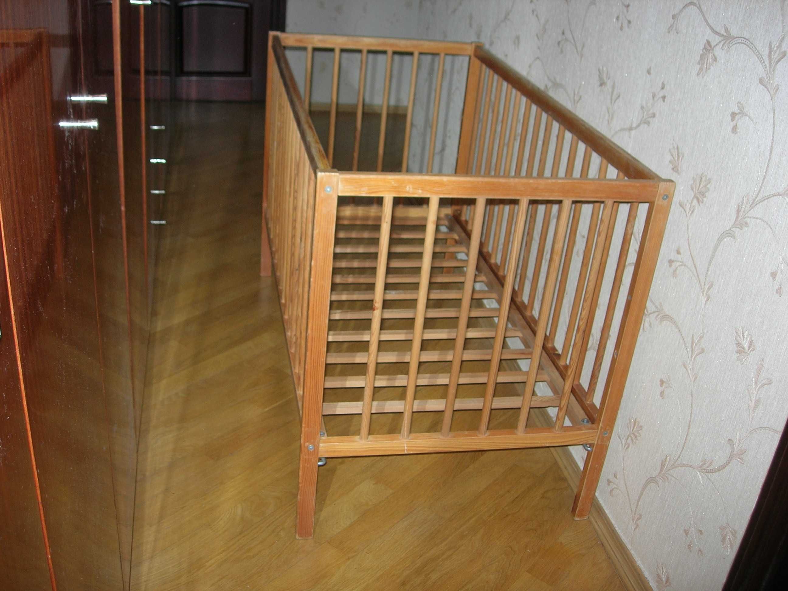Кроватка детская из натурального дерева, Польша.