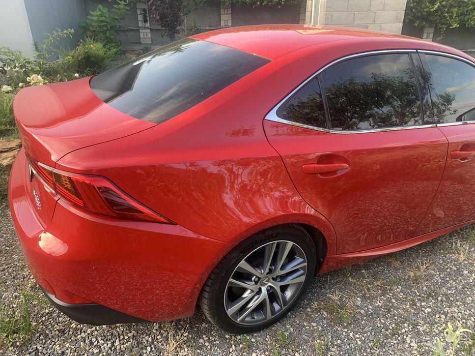 Lexus is 200t 2017 рік