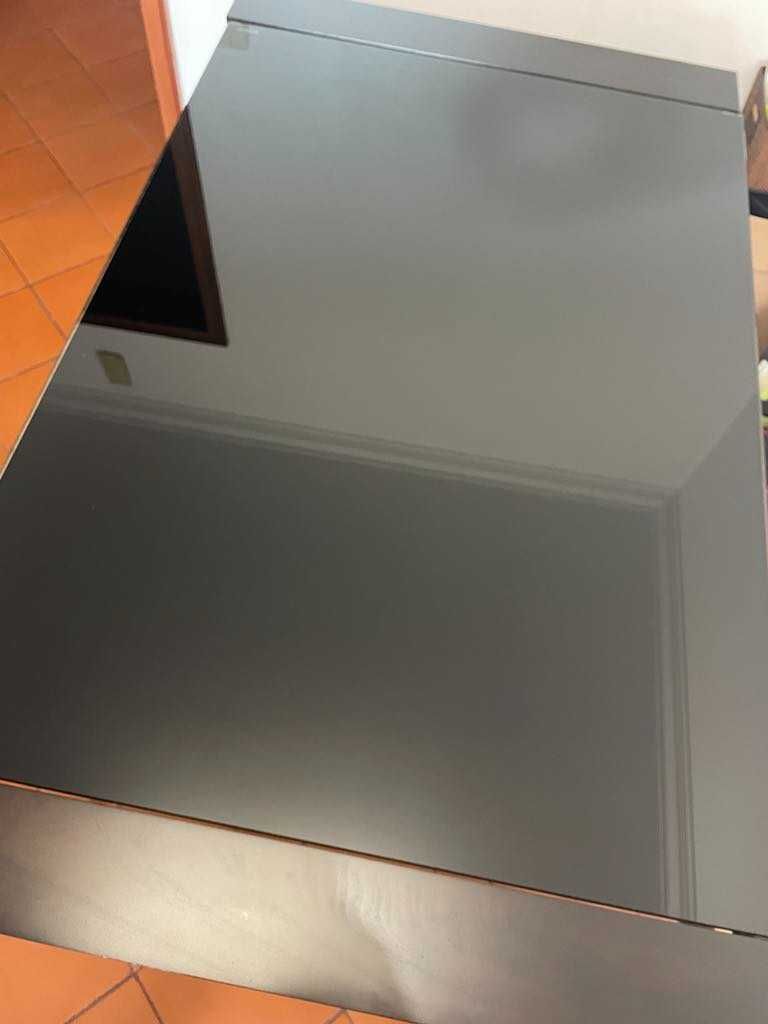 Mesa de sala extensível com quatro cadeiras