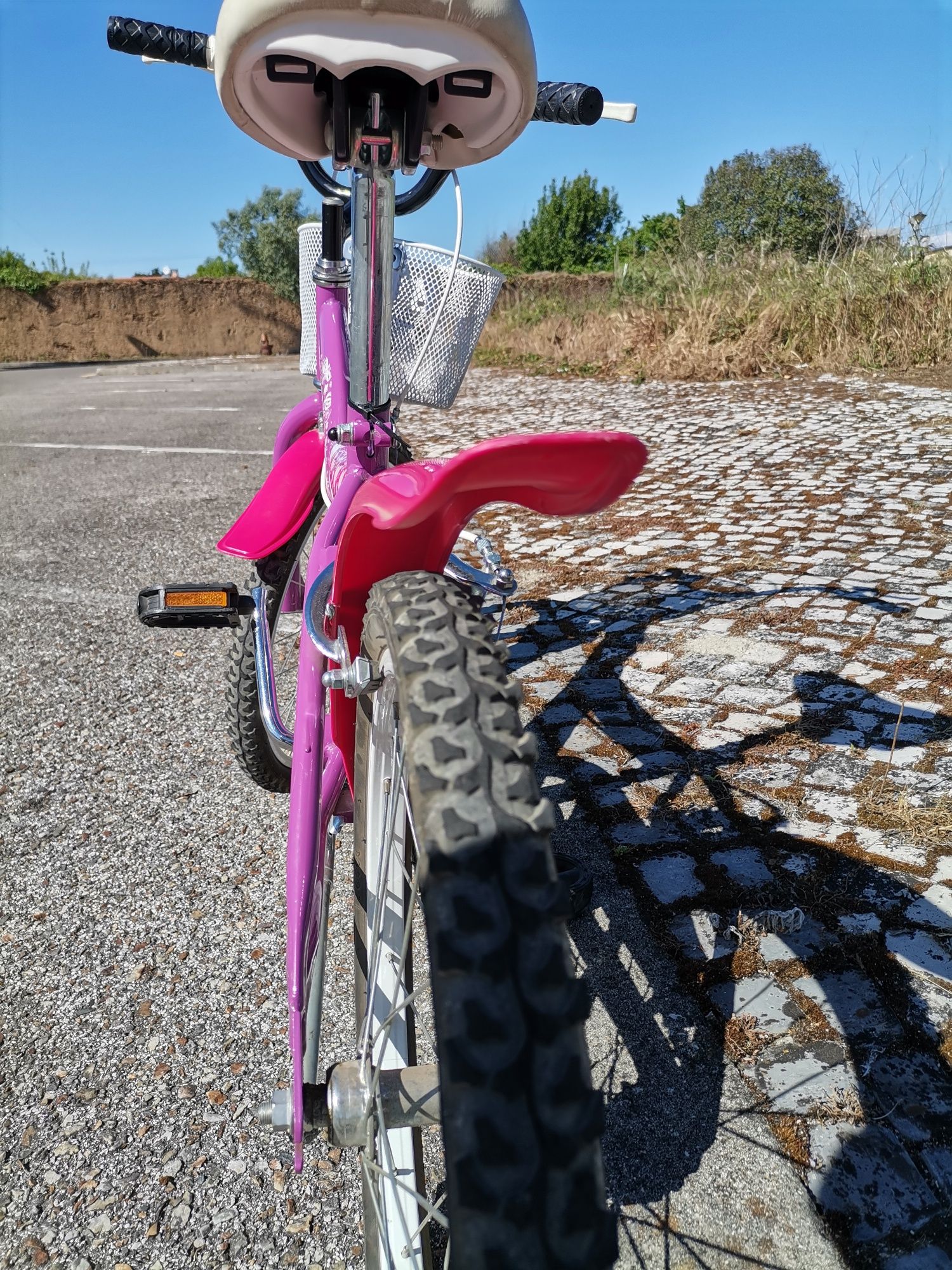 Bicicleta para menina roda 20 muito pouco uso como se vê nas fotografi