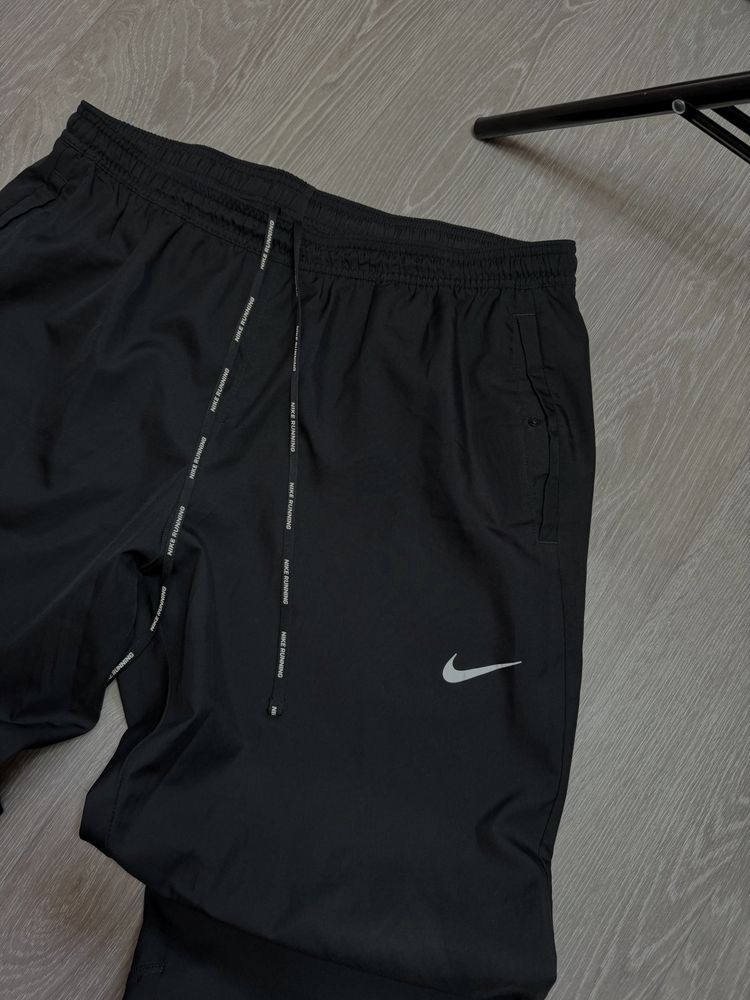Спортивні нейлонові штани Nike