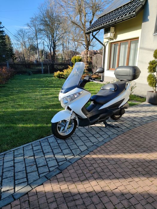 Motocykl Suzuki Burgman 125 z kufrem