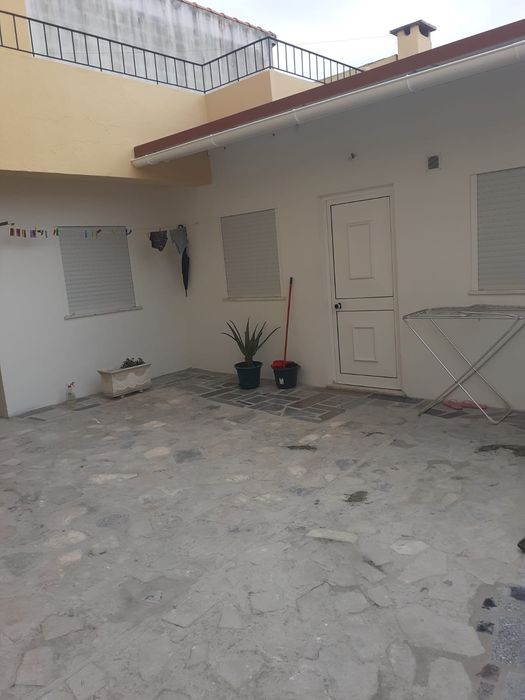 Aluga se t1  boas áreas   contrato  longa duração