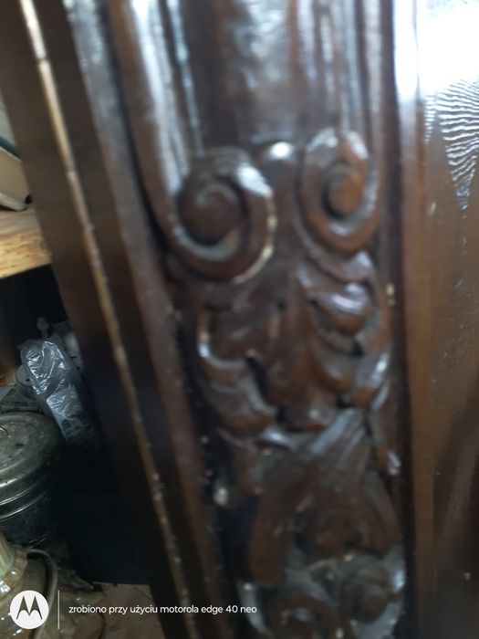 Stara drewniana szafa z biblioteczką