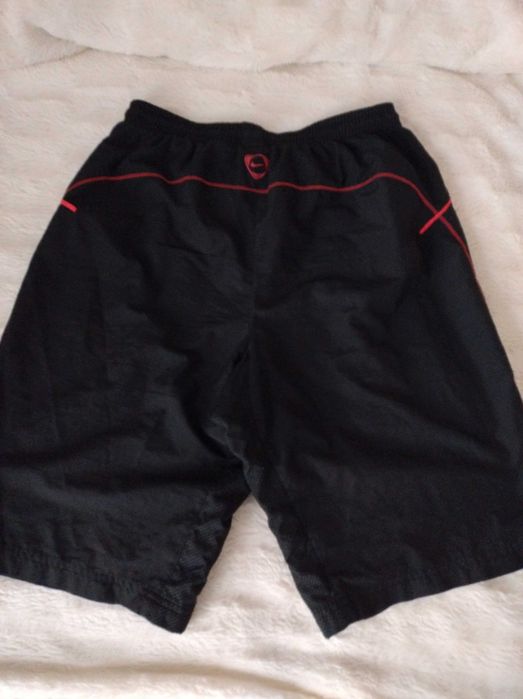 spodenki sportowe nike rozmiar M czarne z czerwonymi wstawkami