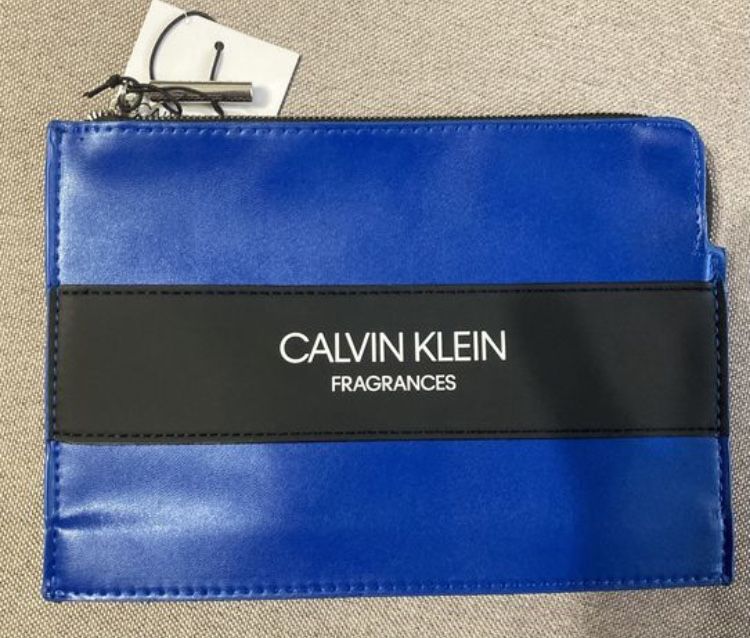 Косметичка CALVIN KLEIN на блискавці.