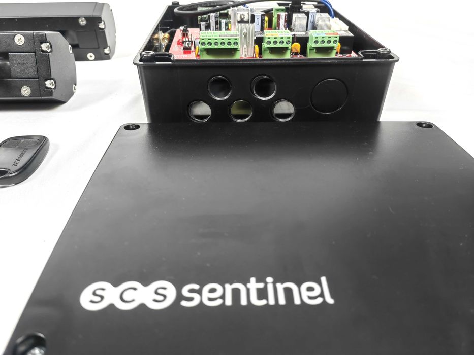 Napęd do bram skrzydłowych SCS SENTINEL czarny