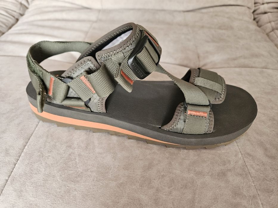 Сандалі нові - правий.