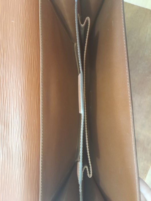 Портфель Louis Vuitton Robusto из кожи Nomade
