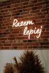 Napis led Razem lepiej, ledon, napis na ściankę