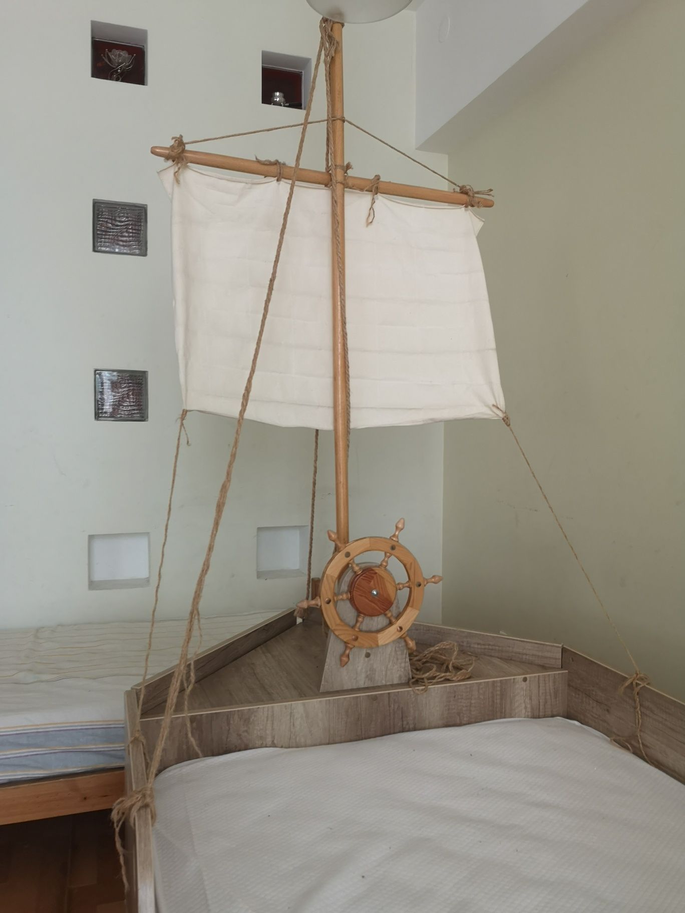 Ліжко-корабель зі щоглами, вітрилами, з кормою, з носом, з трюмом