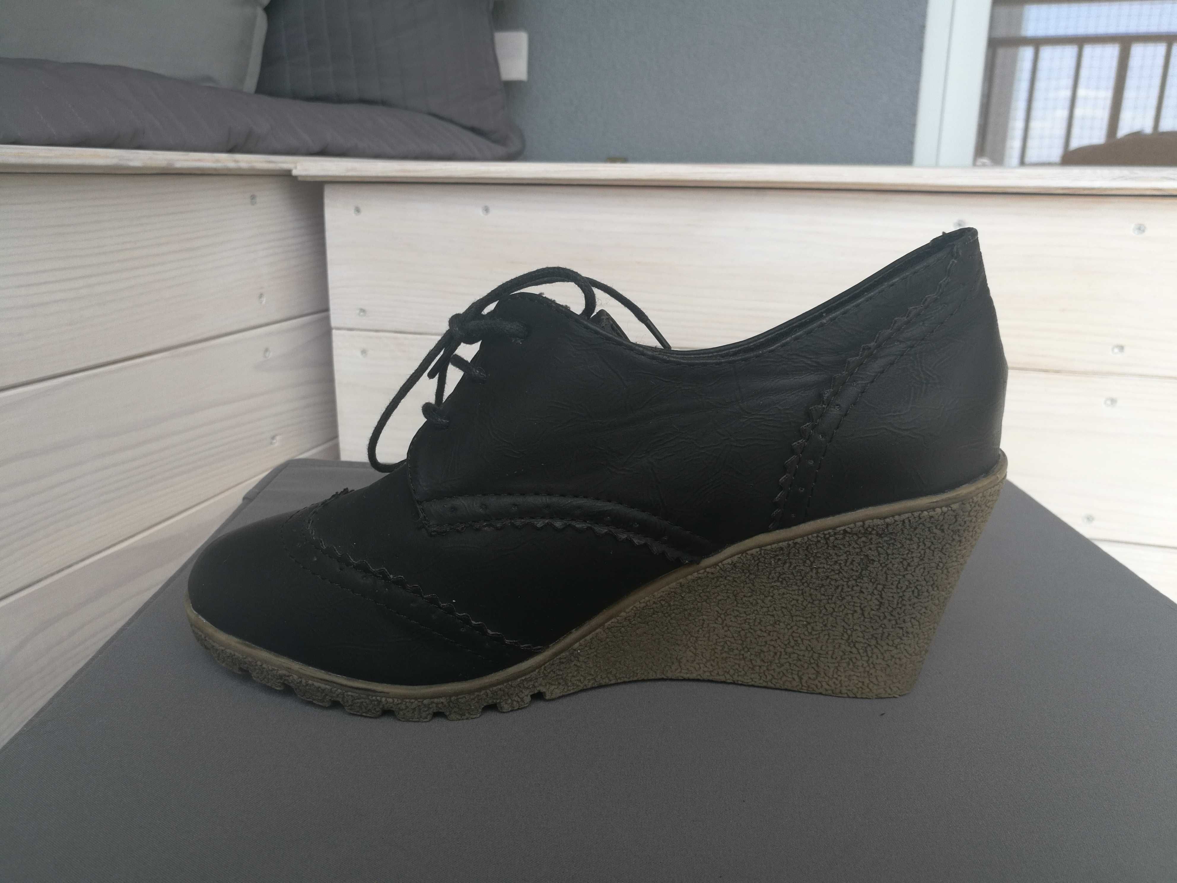 Czarne sznurowane botki na koturnie – rozmiar 40