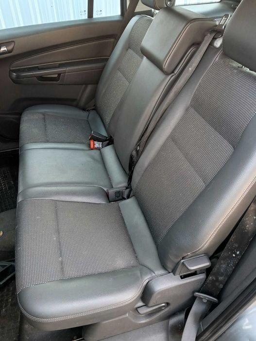 Opel Zafira B- Części - Drzwi / maska / błotnik / klapa / lampa / inne