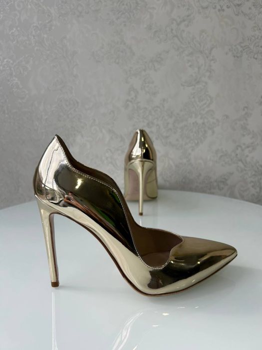 Дуже гарні золоті туфлі лодочки. Італія.