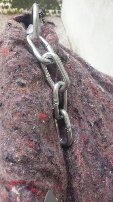 Szary fotel wiszący na balkon, taras. Huśtawka ogrodowa, kokon.